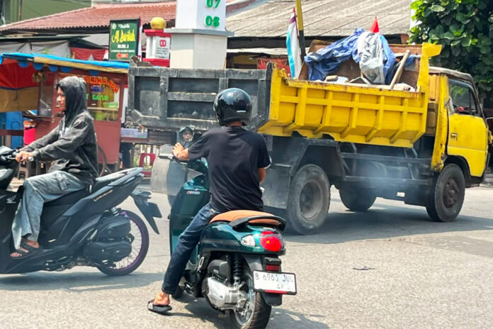 5 Cara Bijak Pakai Gadget Supaya Tetap Aman di Jalan