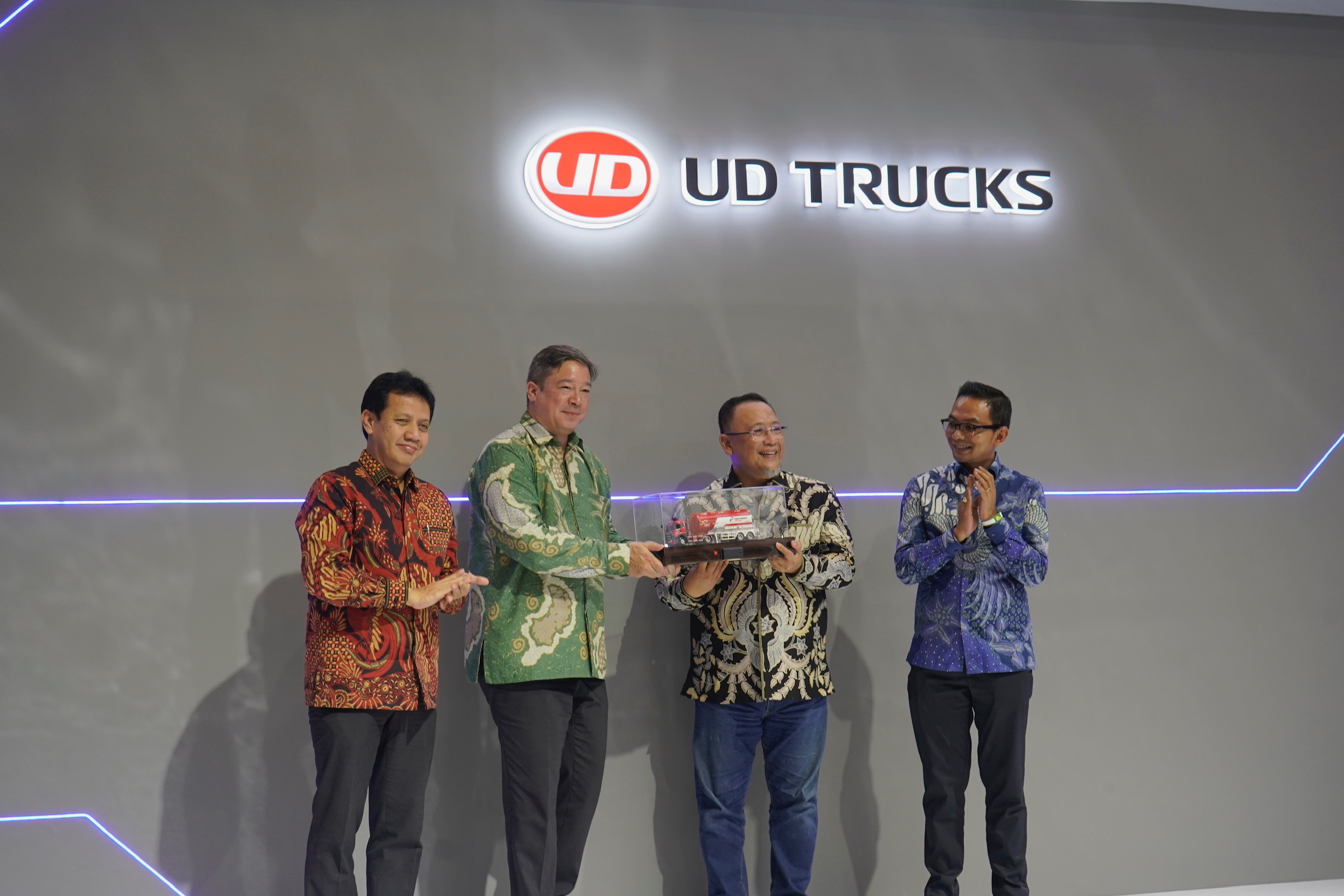 Astra UD Trucks & Trans Migasindo Tandatangani Kontrak MCP