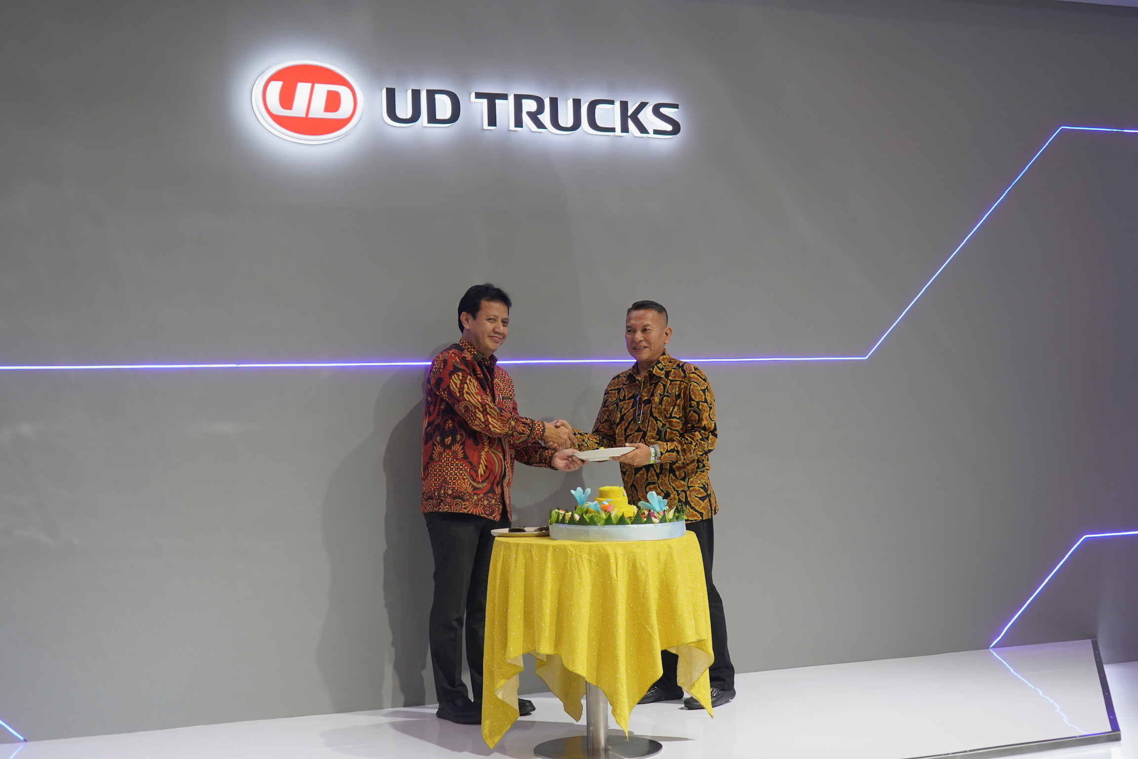 Astra UD Trucks & Trans Migasindo Tandatangani Kontrak MCP