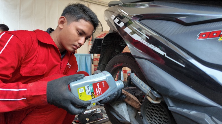 Kolaborasi Pertamina Lubricants & Polda Metro Jaya: Ganti Oli Gratis dan Dukung Kompetensi Siswa SMK