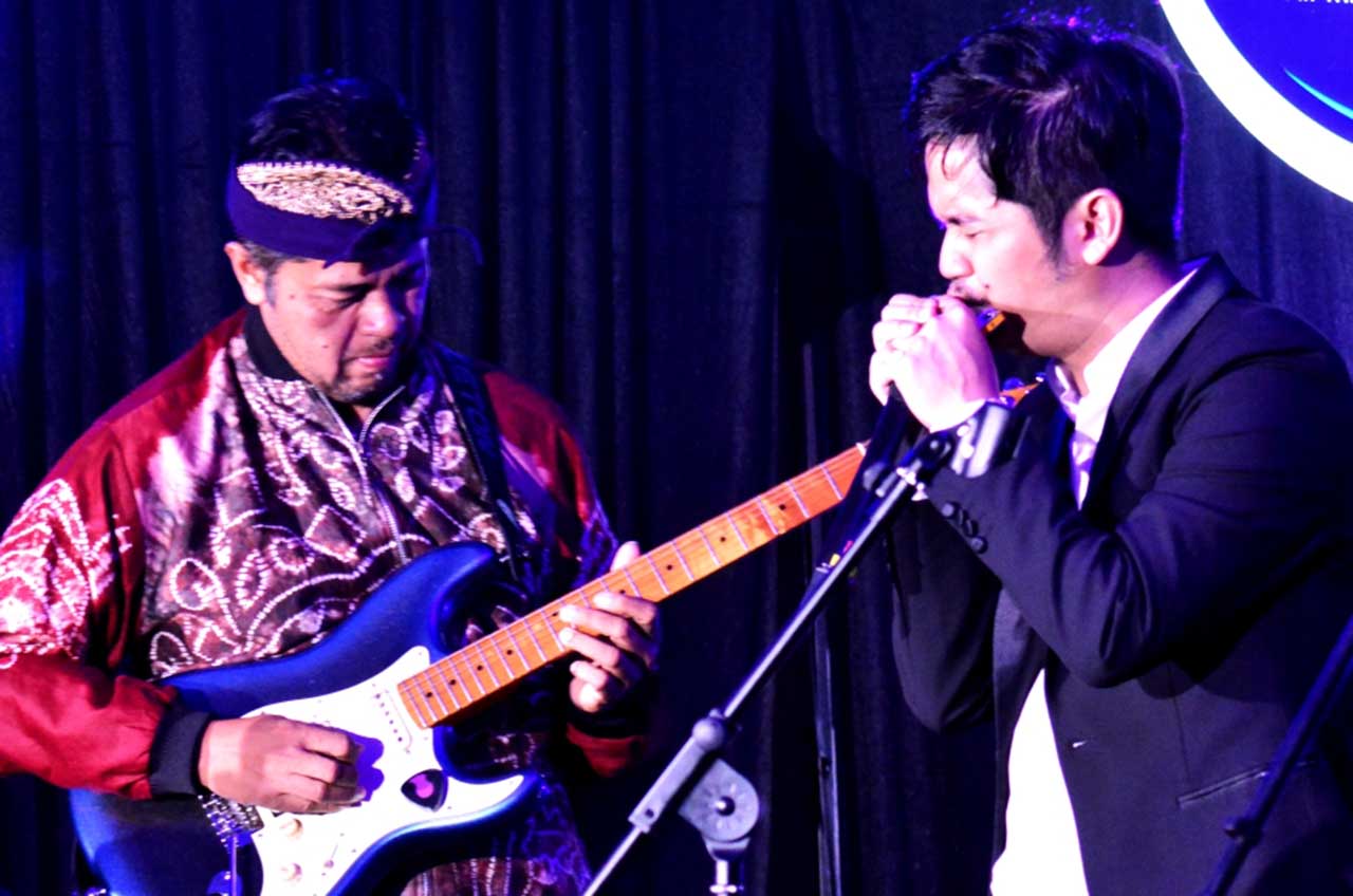 Reyhan Naufal dan Balawan berkolaborasi memainkan harmonika dan gitar di panggung The Papandayan Jazz Festival 2026