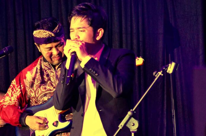 Reyhan Naufal dan Balawan berkolaborasi memainkan harmonika dan gitar di panggung The Papandayan Jazz Festival 2026